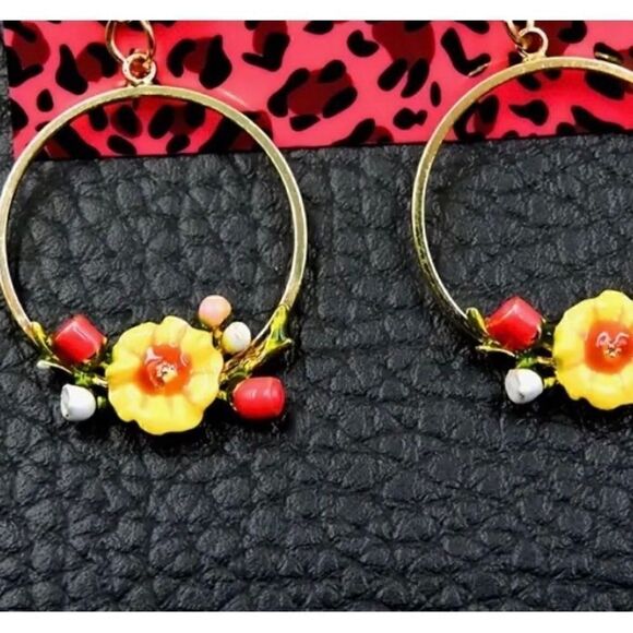 🌼 Betsey Johnson NEW round dangle embellished earrings 🌼 - Picture 2 of 6